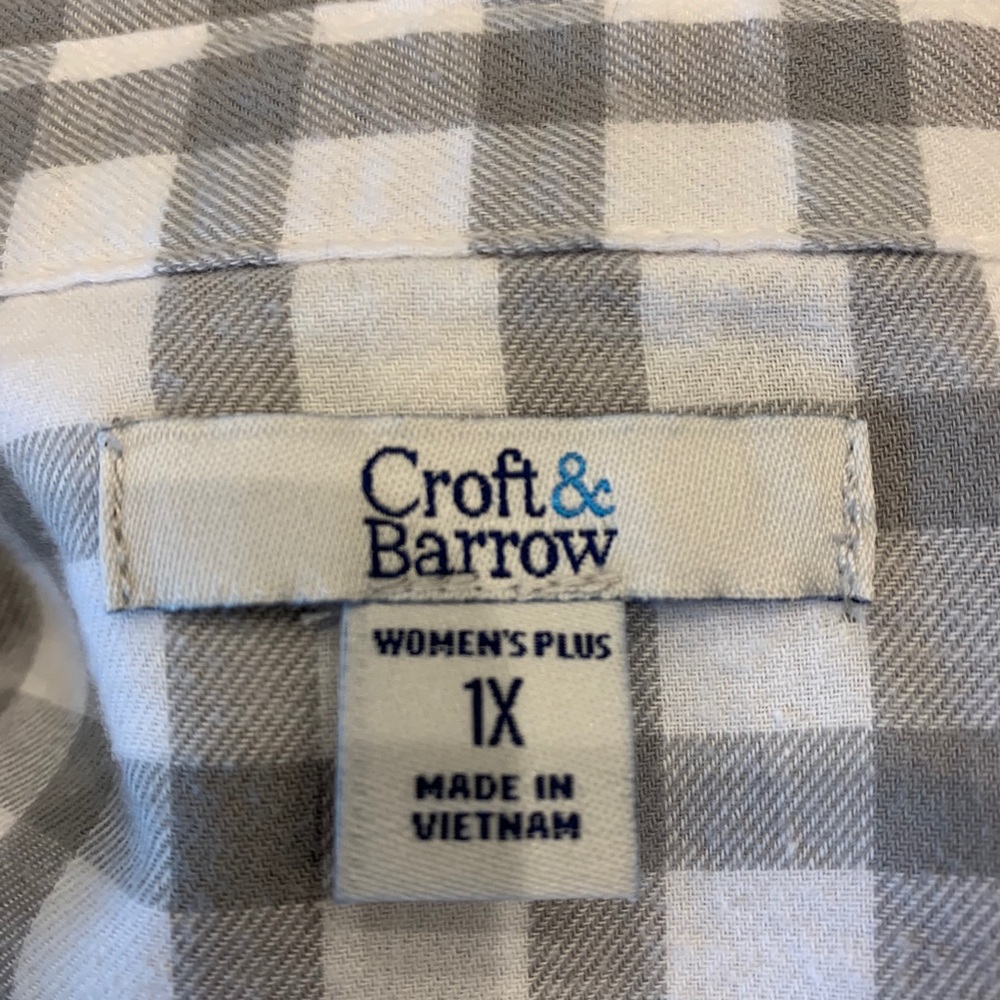 Croft and Barrow Women’s Button Down Shirt - Picture 5 of 7